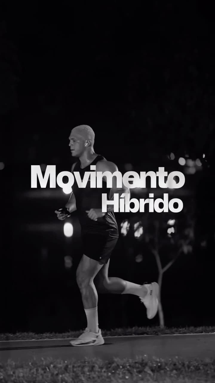 Matheus correndo à noite, em preto e branco, com a inscrição Movimento Híbrido